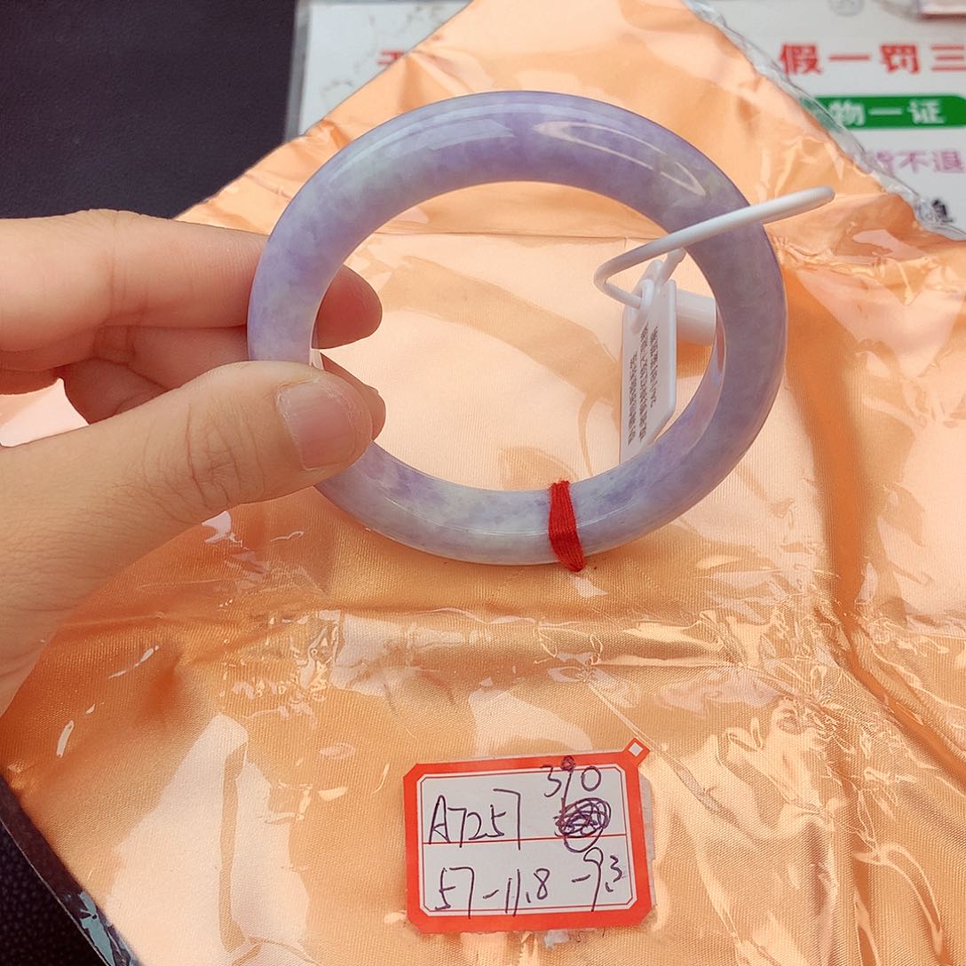 翡翠手镯未镶嵌翡翠