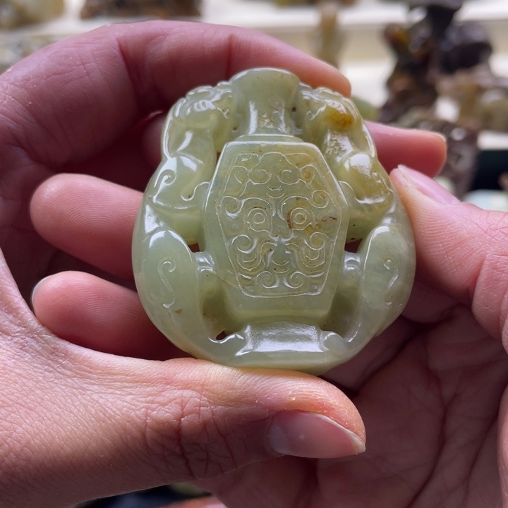 蛇纹石玉颈饰未镶嵌