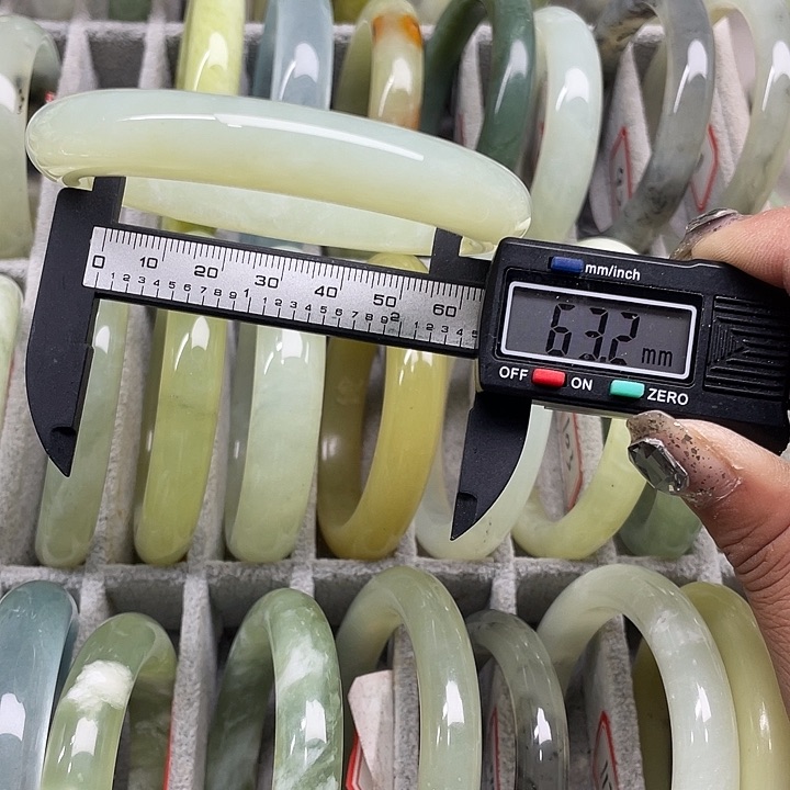 蛇纹石玉未镶嵌手镯98