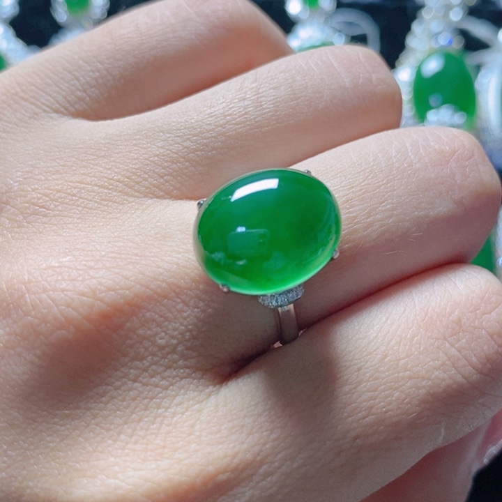 翡翠颈饰18K金镶嵌18。   