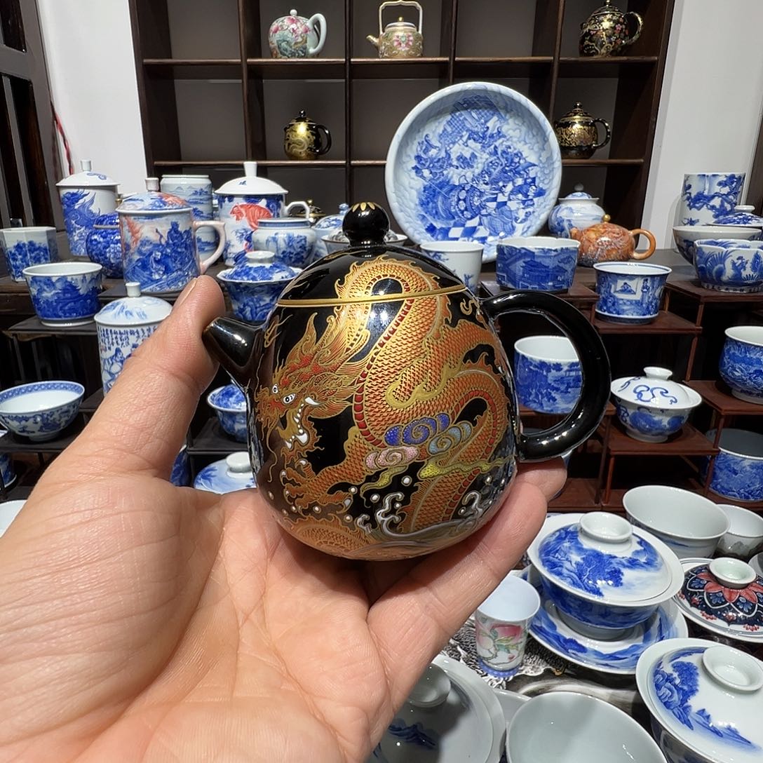 珐琅彩苍龙教子茶壶