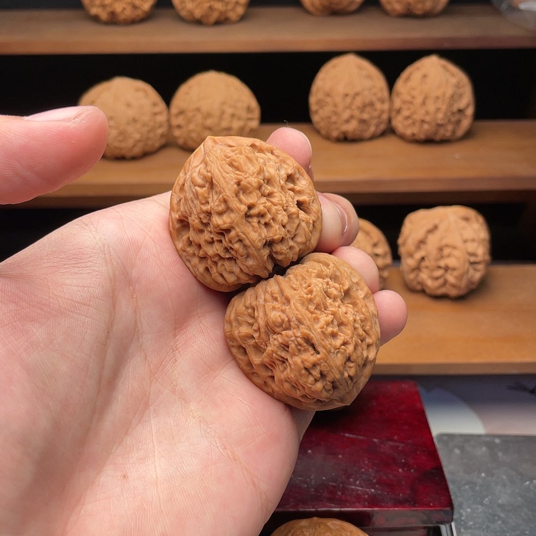 文玩核桃把件39边肚高全家福红皮三角疆39克