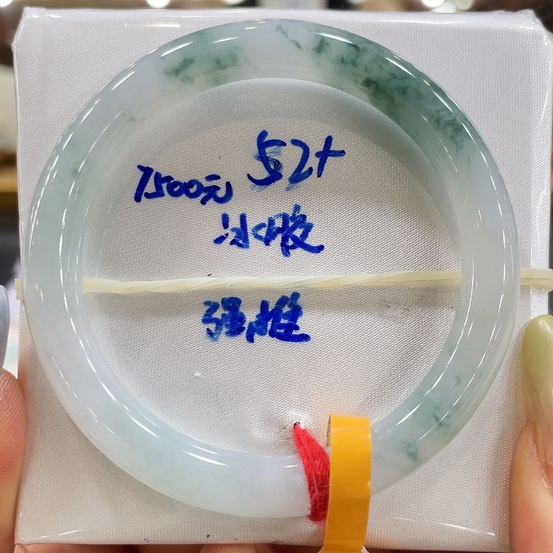 翡翠手镯未镶嵌翡翠手镯