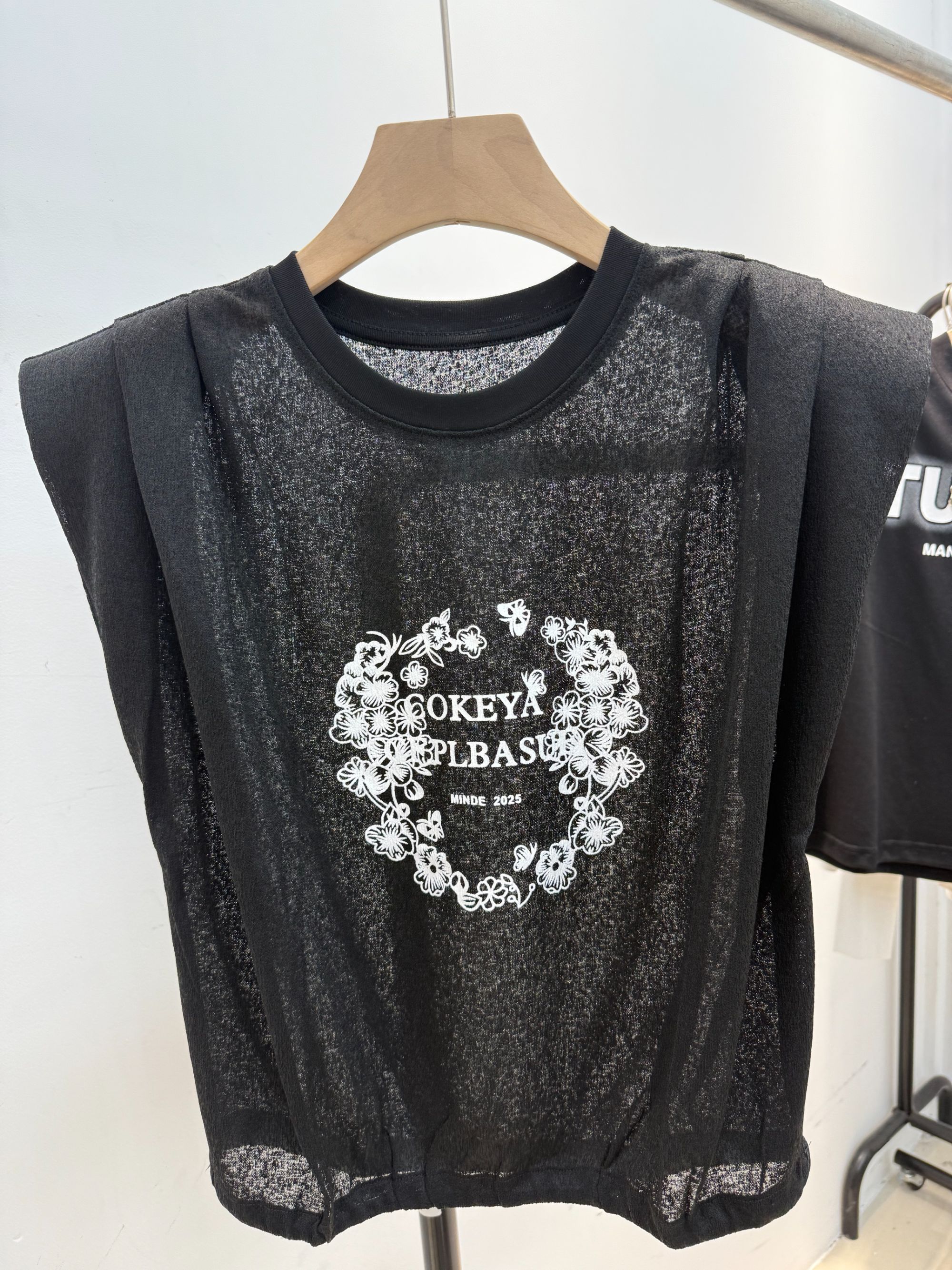 【女人家】2837夏季新款无袖印花垫肩T恤休闲风法式慵懒风上衣