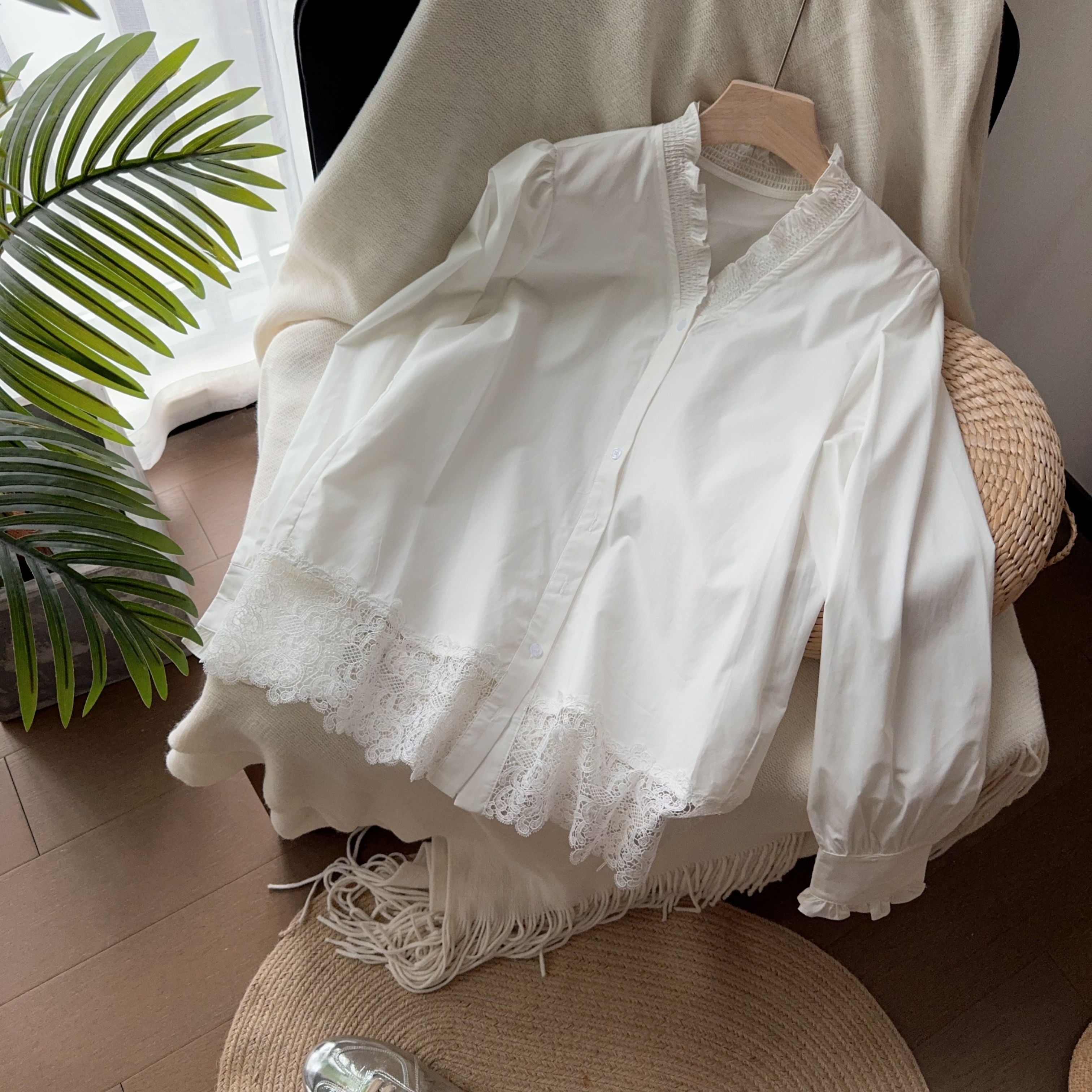 春季新款v领蕾丝拼接小衫女1021