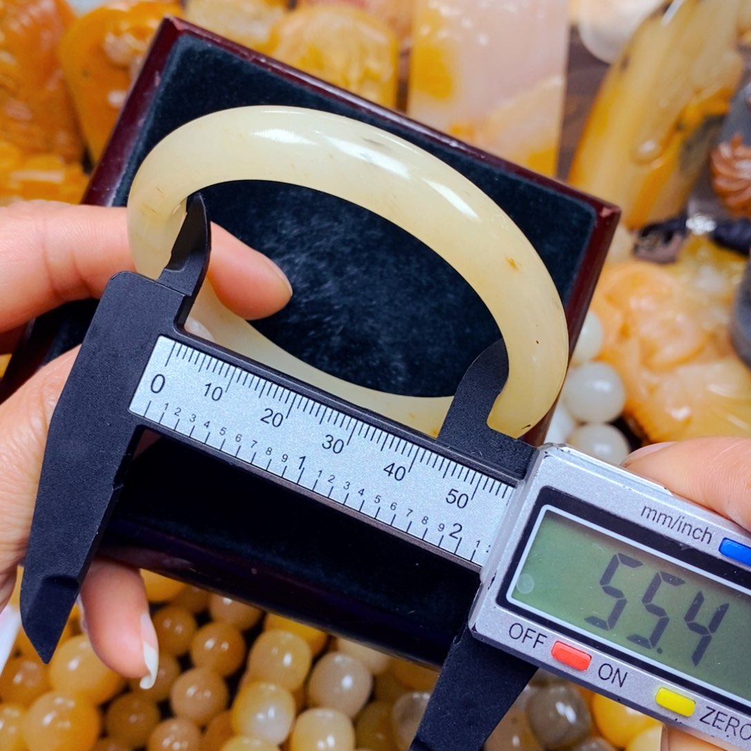 石英质玉（黄龙玉）颈饰未镶嵌