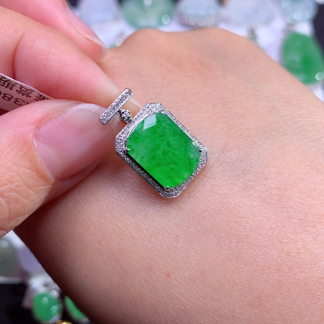 翡翠颈饰18K金镶嵌金丝阳绿小无事牌吊坠