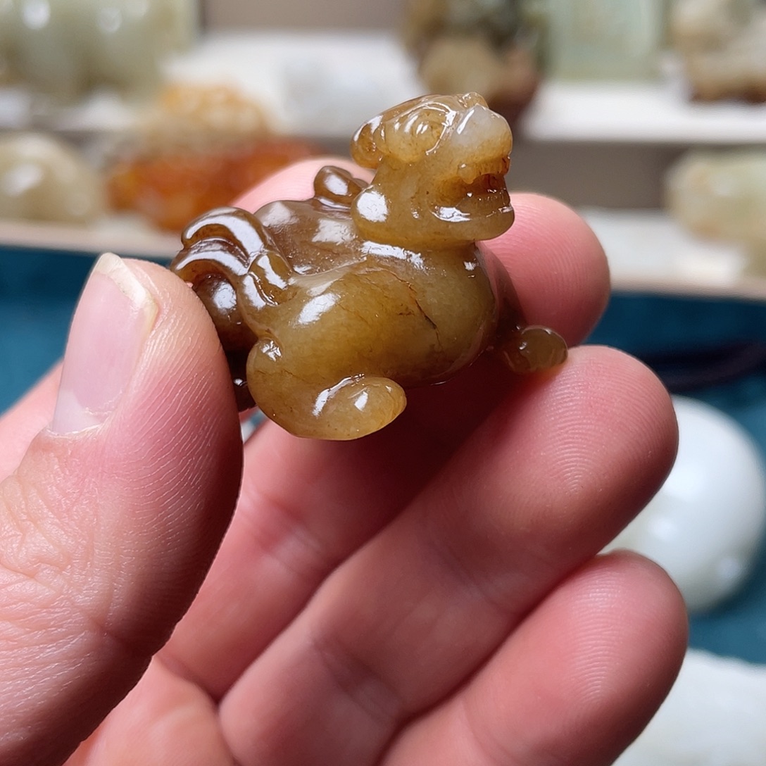 王***萍和田玉未镶嵌颈饰