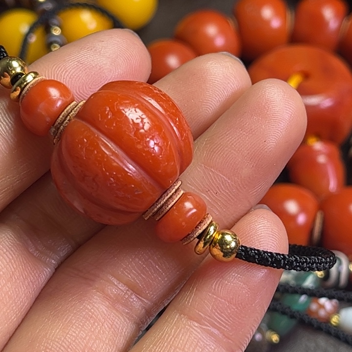 颈饰琉璃一****琉璃………..