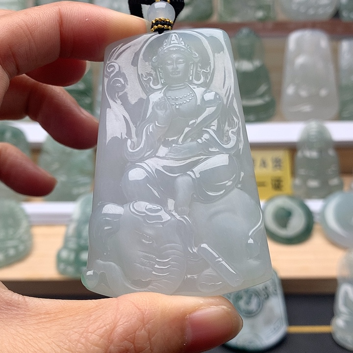 昆***花翡翠未镶嵌颈饰普贤