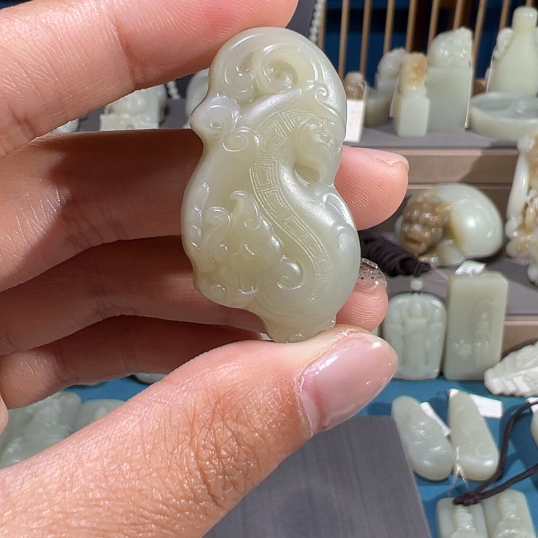 吴***清和田玉（糖玉）未镶嵌颈饰