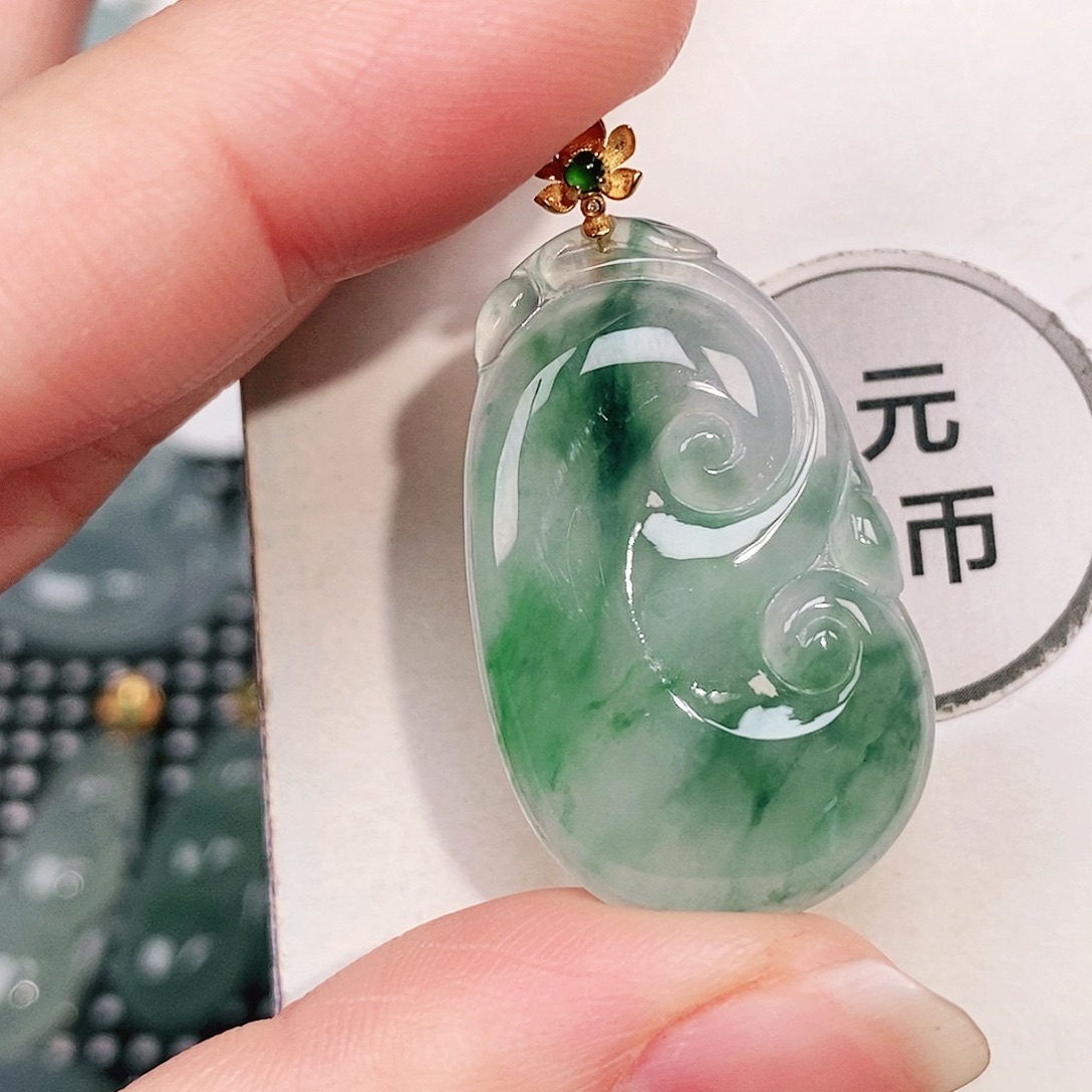 翡翠18K金镶嵌颈饰