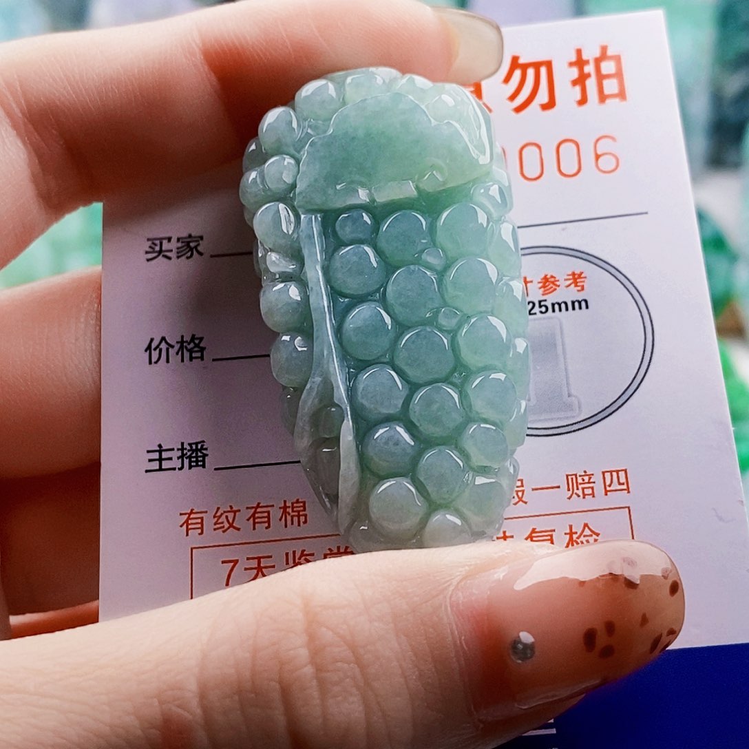 吊坠(不含链)未镶嵌翡翠