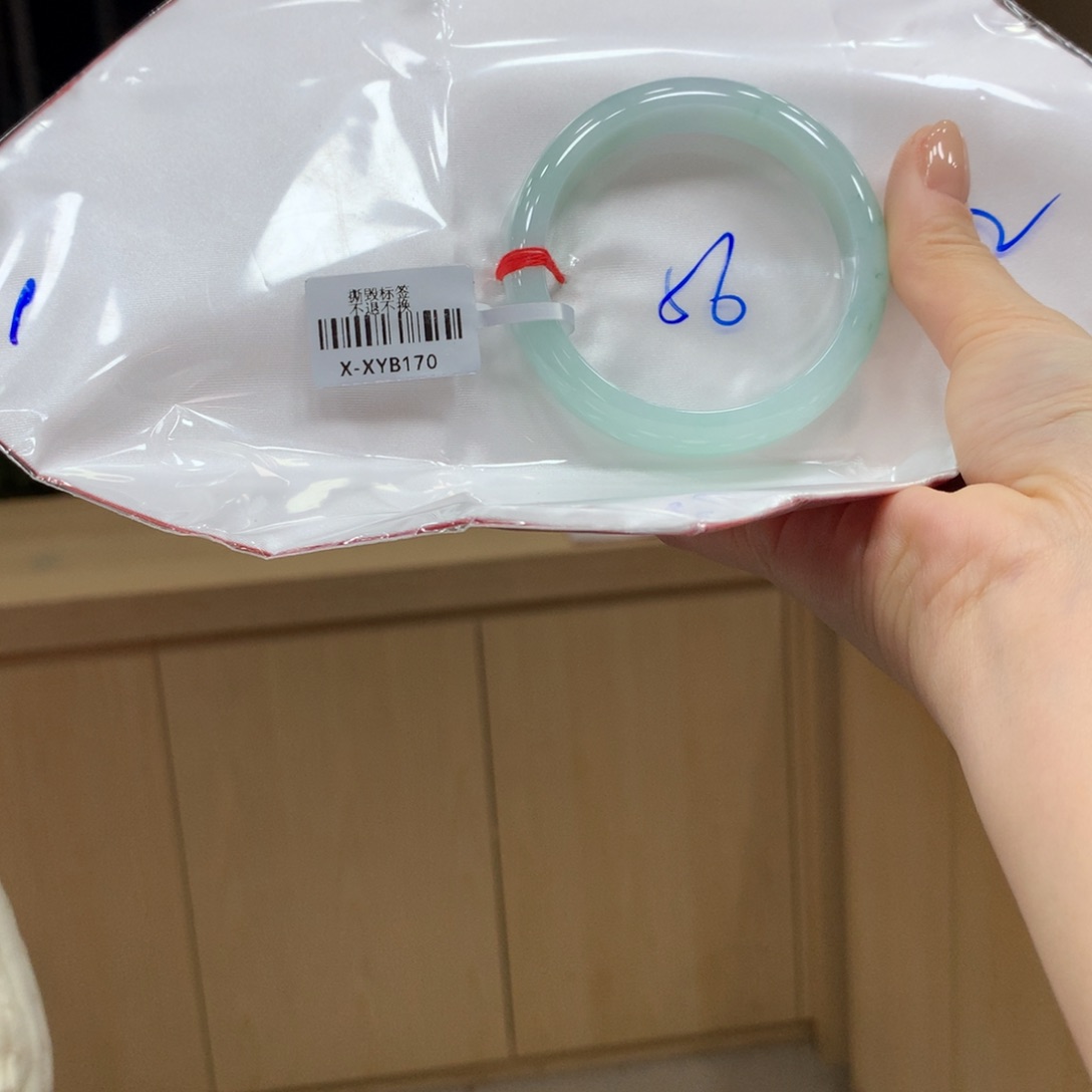 翡翠手镯未镶嵌不退不换