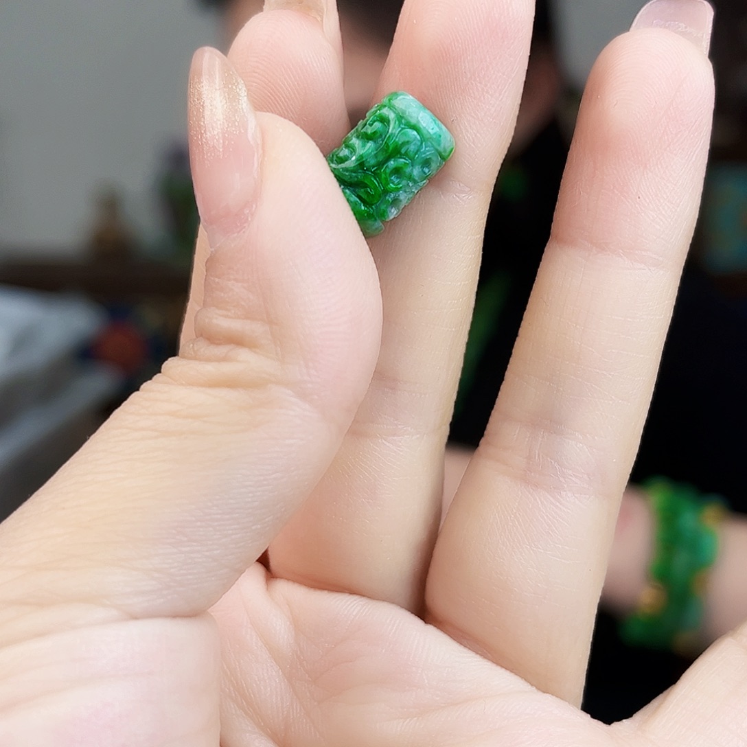 翡翠未镶嵌颈饰多样性