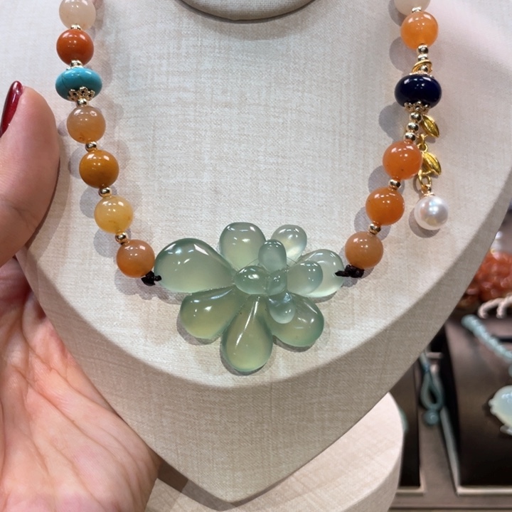 蛇纹石玉颈饰未镶嵌