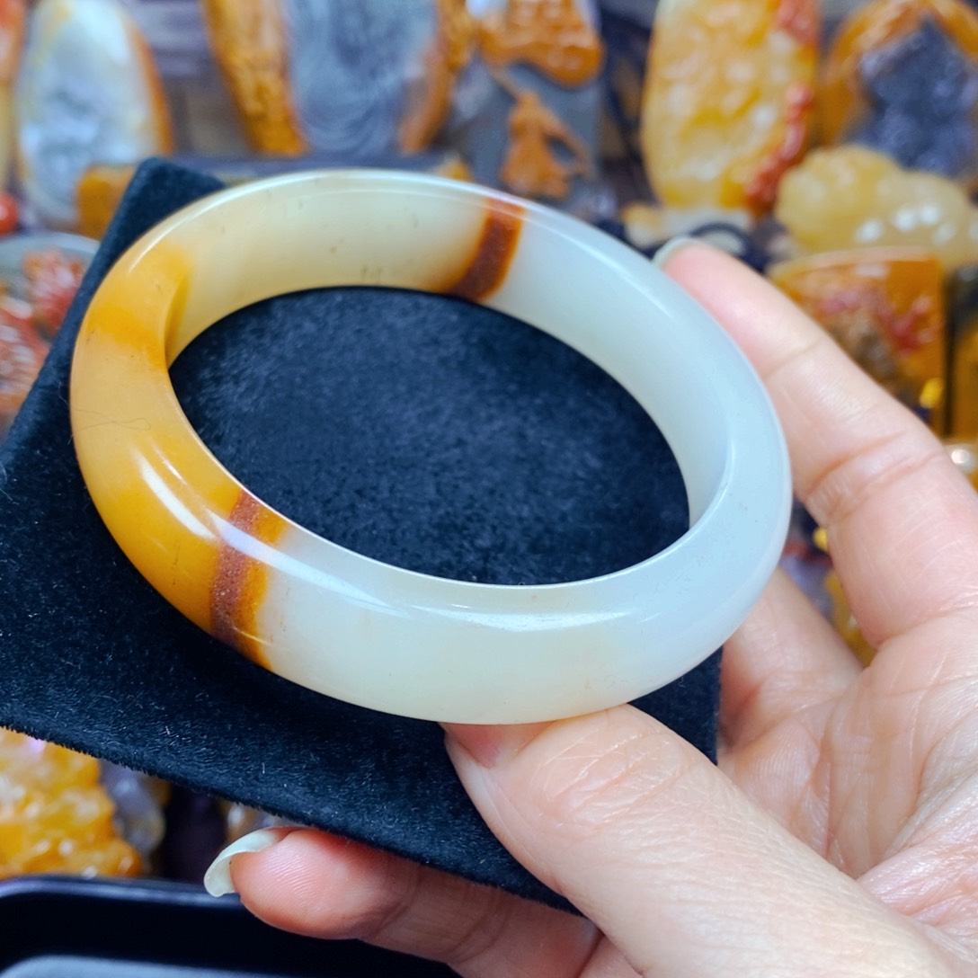 未镶嵌石英质玉（黄龙玉）颈饰