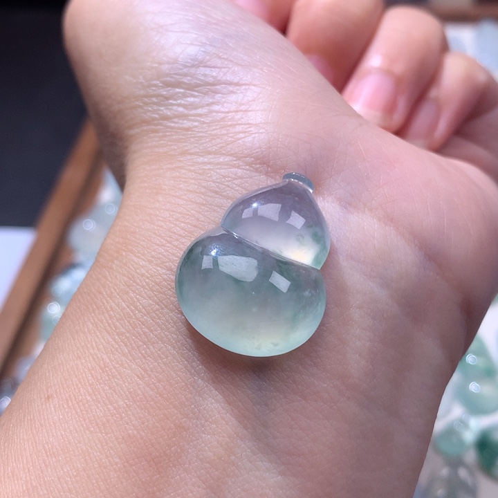 颈饰未镶嵌翡翠冰种飘花大葫芦