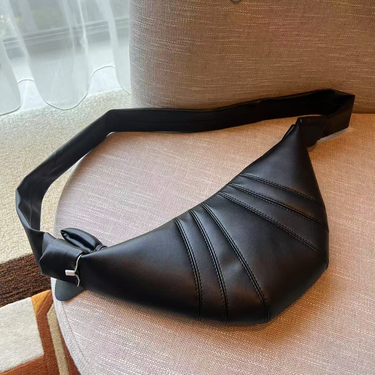 Aixiaomei/爱小美设计感慵懒风时尚百搭牛角包XMBB-036