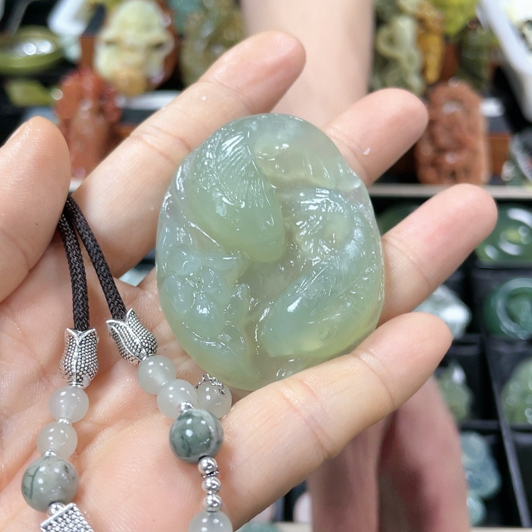 蛇纹石玉颈饰未镶嵌