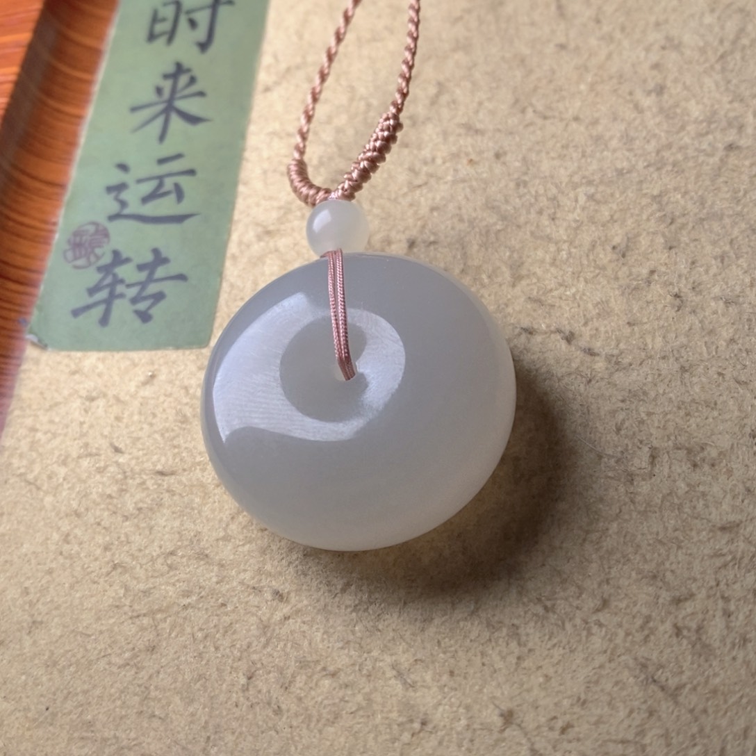 和田玉未镶嵌颈饰燕*