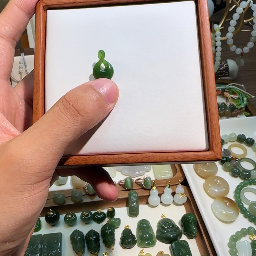 董***董和田玉未镶嵌颈饰