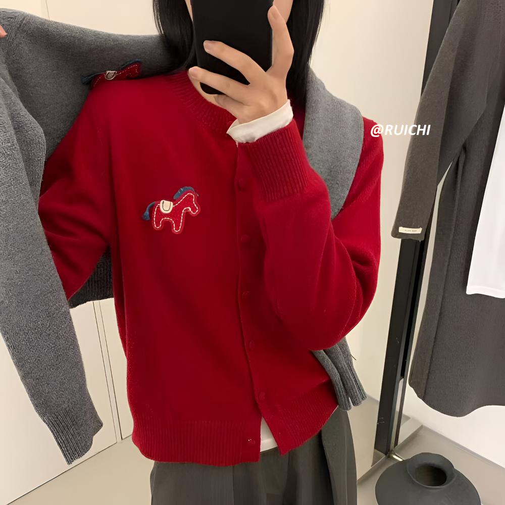 2025秋冬新款圣诞红圆领小马刺绣纯色基础百搭毛衣针织开衫外套女