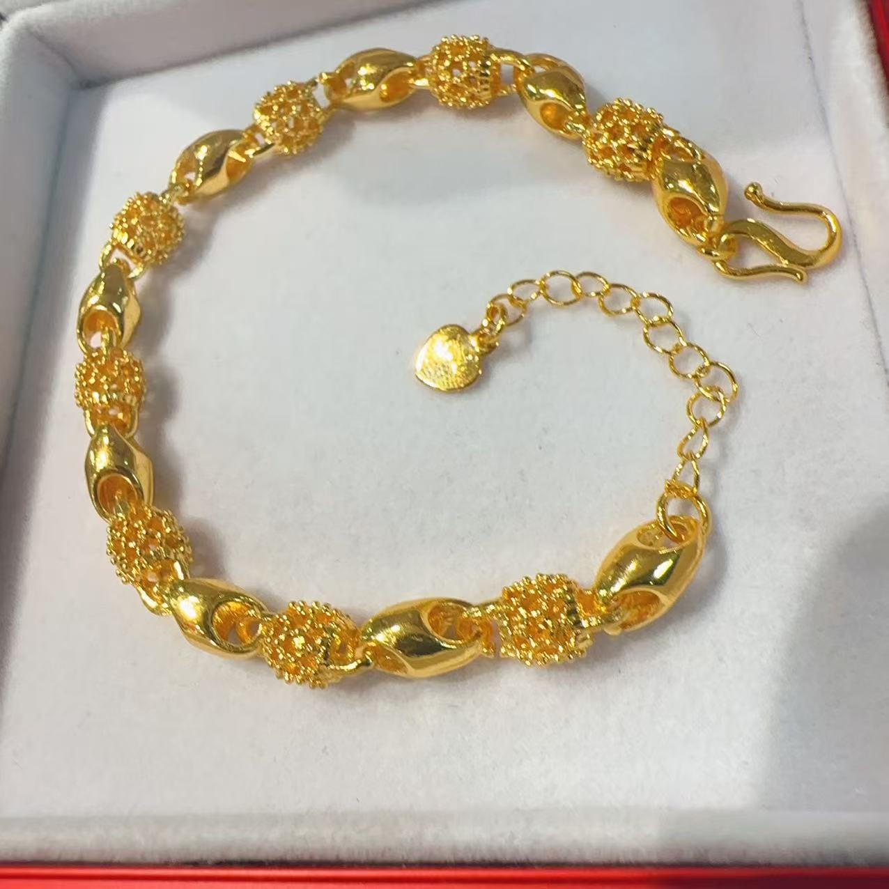 錾世金【 胡总专属】 黄色时尚精美玲珑之心时尚精美手链A2102