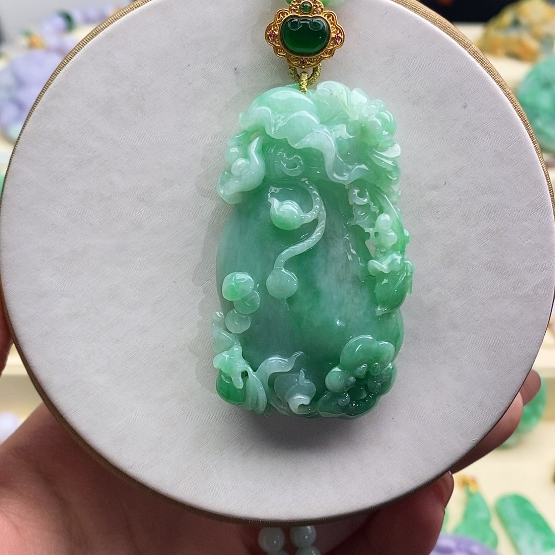翡翠未镶嵌吊坠(赠链)