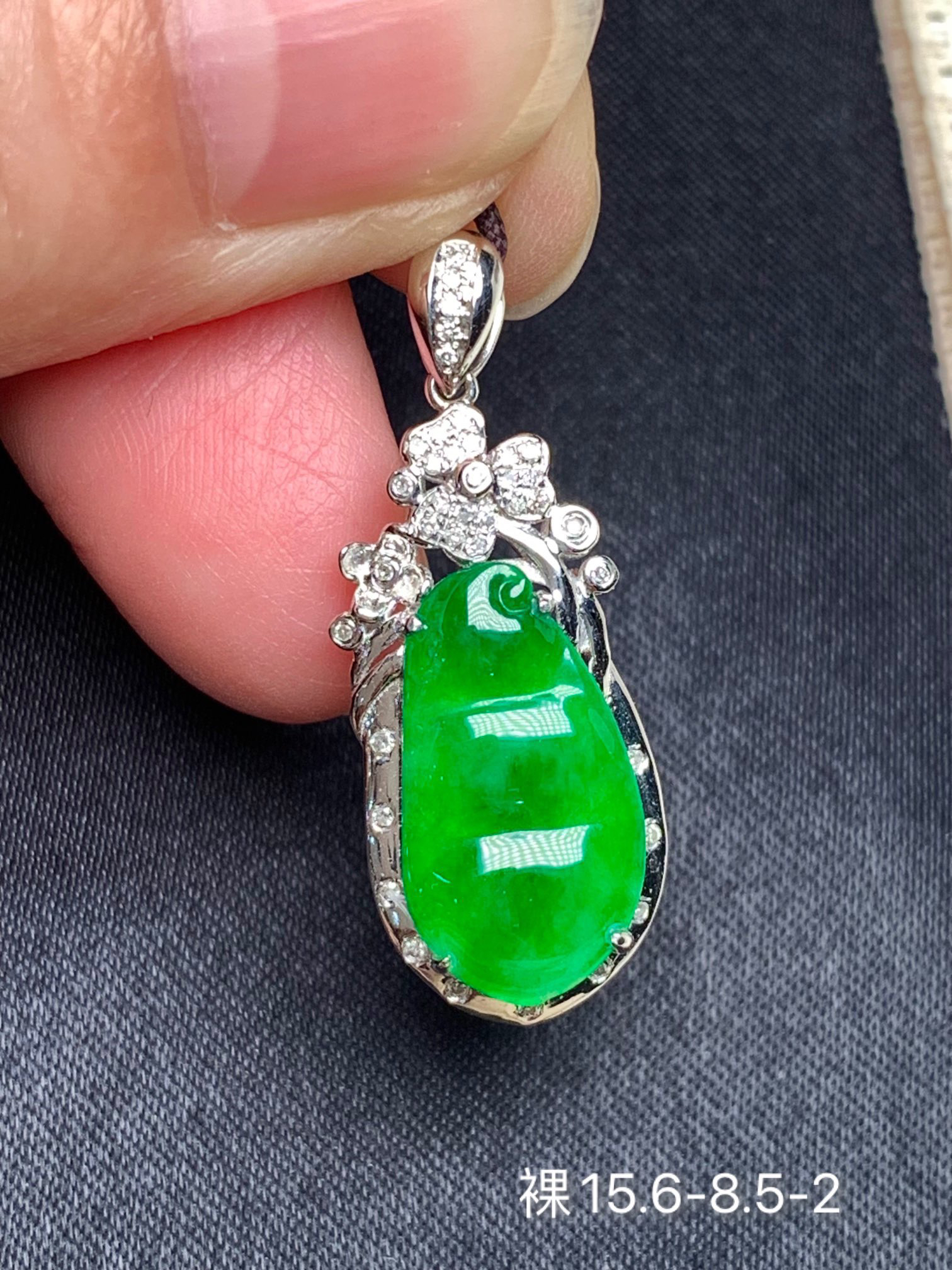 高冰绿色福豆天然翡翠吊坠 种好色辣 品质不错 镶嵌精致