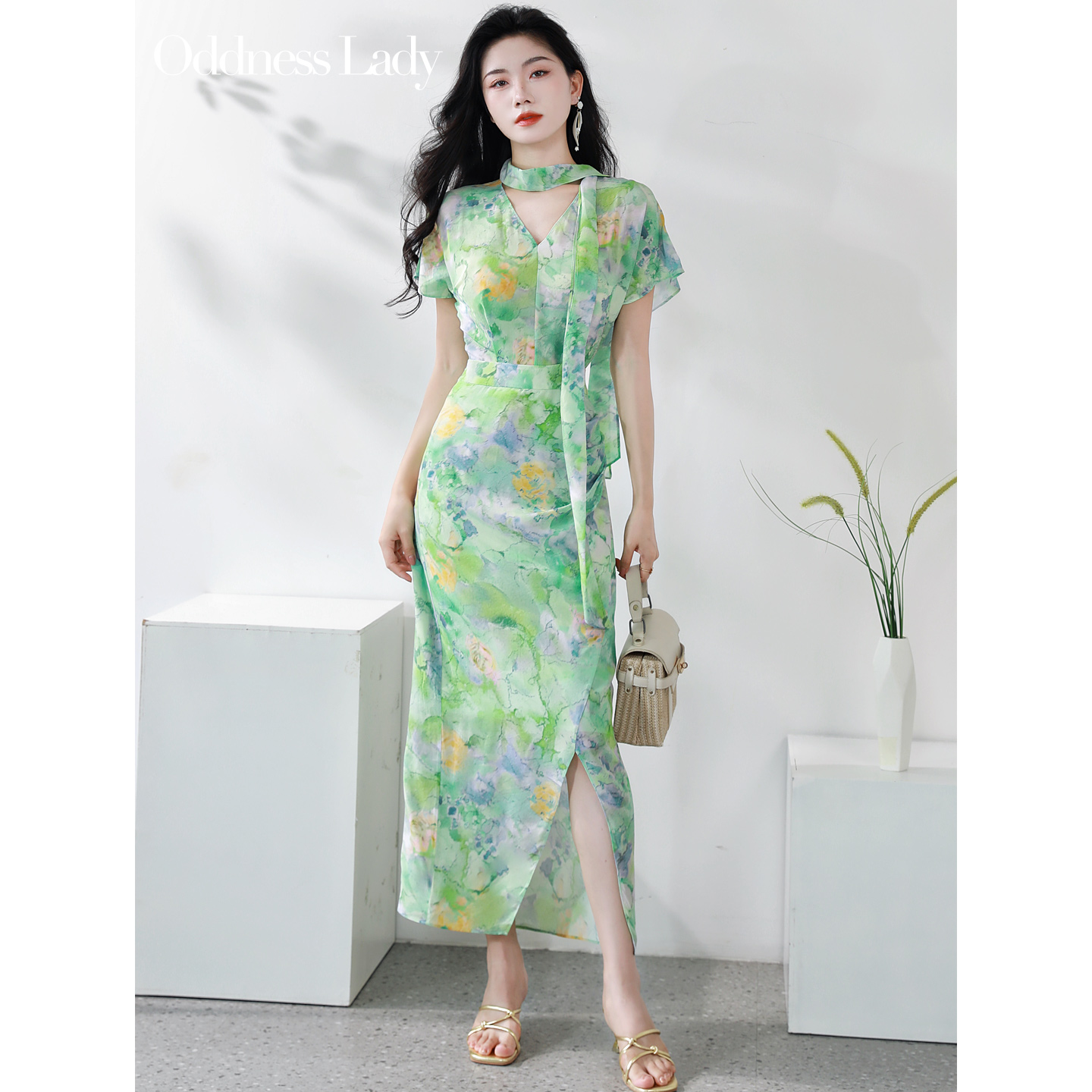 年轻版真丝连衣裙女2025新款高级感减龄收腰显瘦绿色飘带长裙女夏