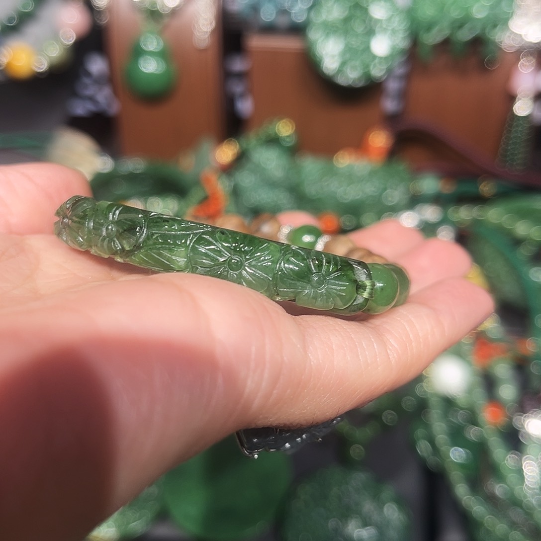 颈饰未镶嵌和田玉（糖玉）