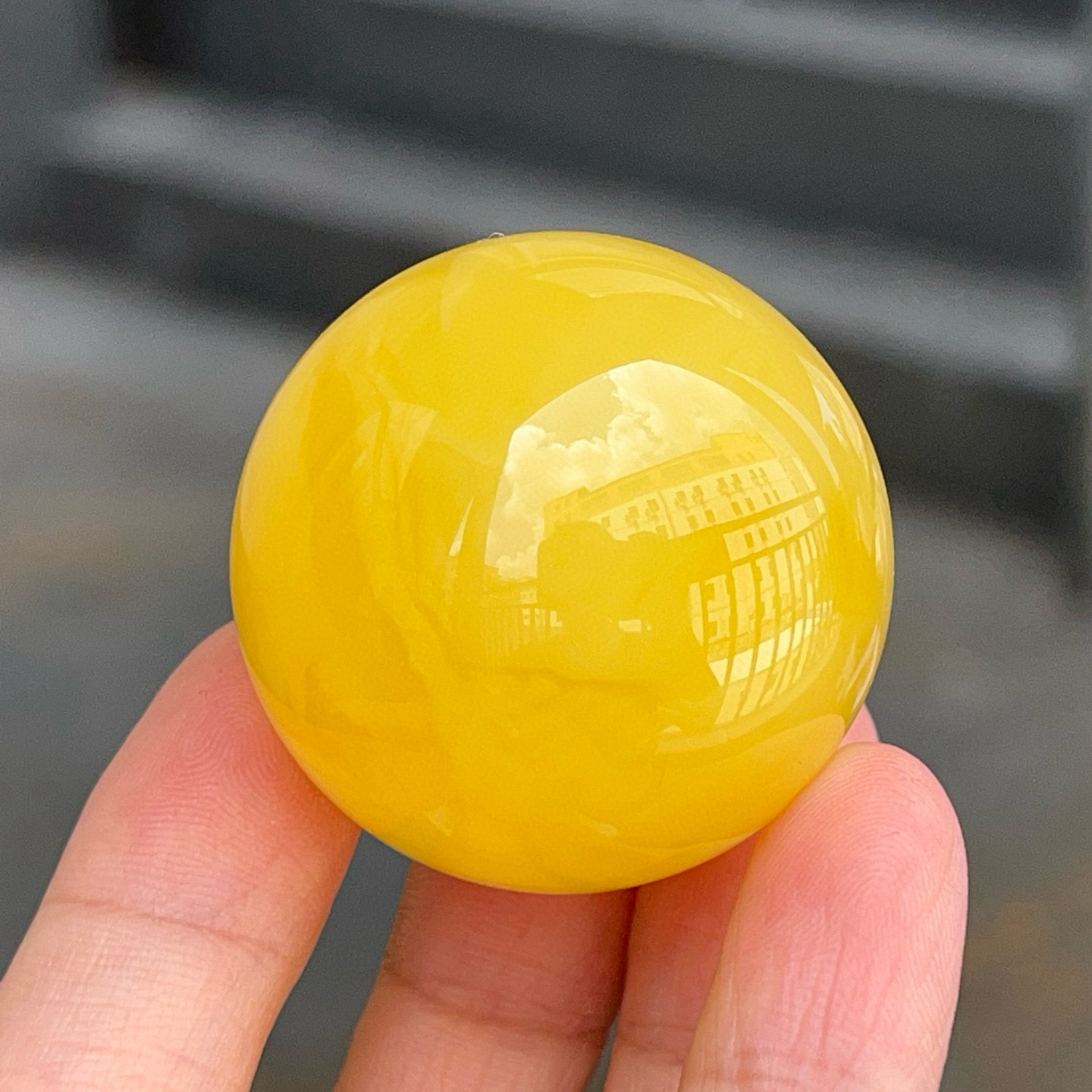 精美鸡油黄蜜蜡圆珠，规格36.3mm