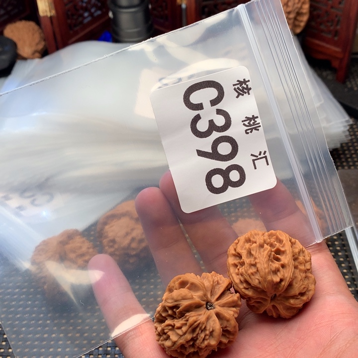 文玩核桃吊坠龙纹