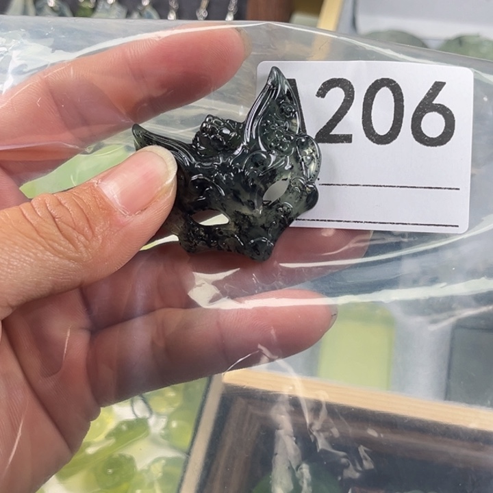 蛇纹石玉颈饰未镶嵌糊**?