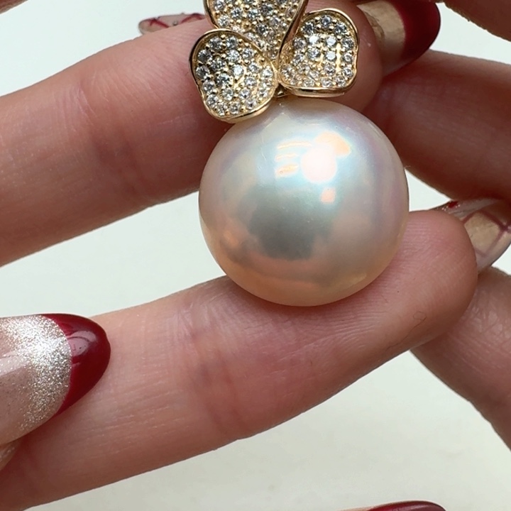 拼合珍珠（马贝珠）颈饰18K金镶嵌