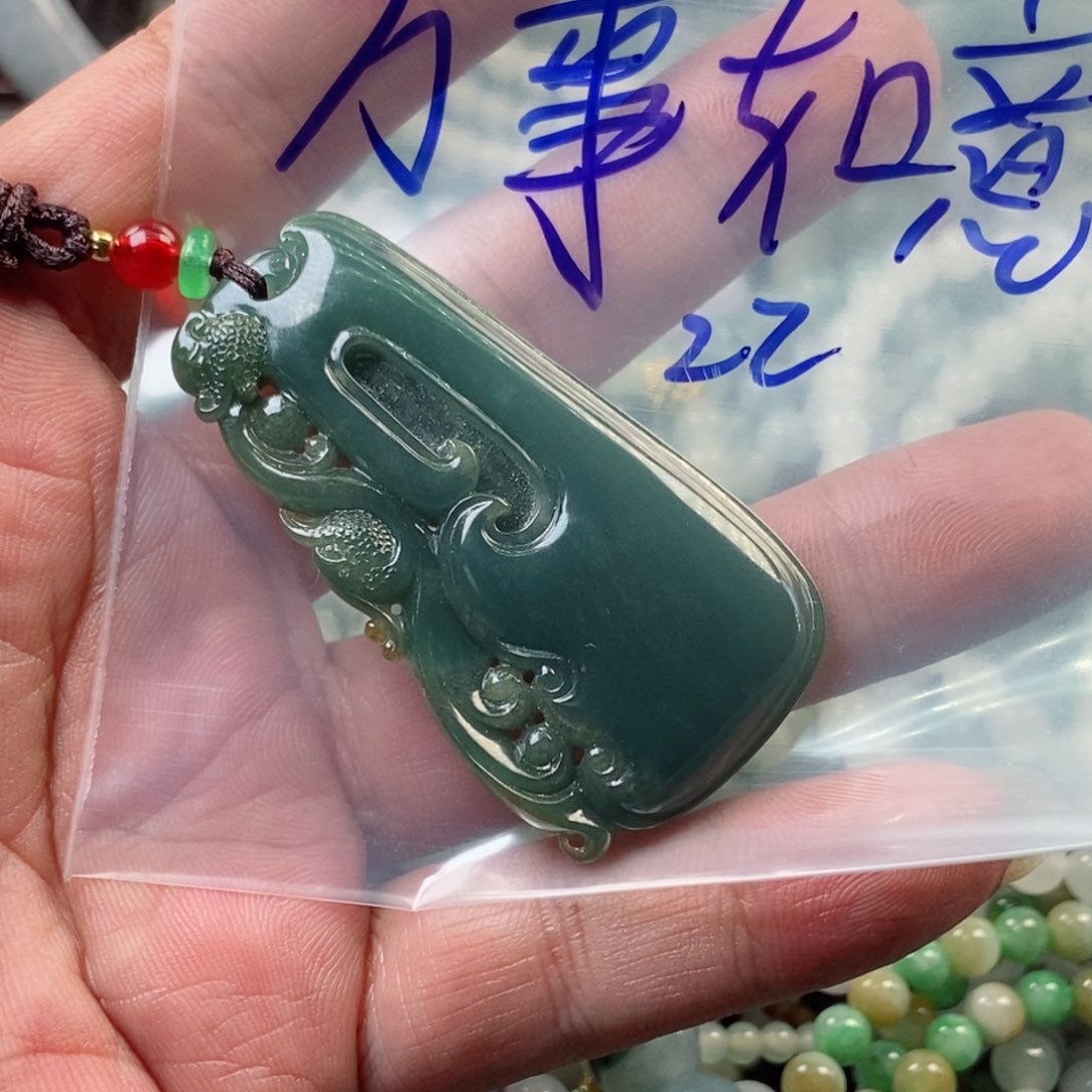 翡翠颈饰未镶嵌万****旺