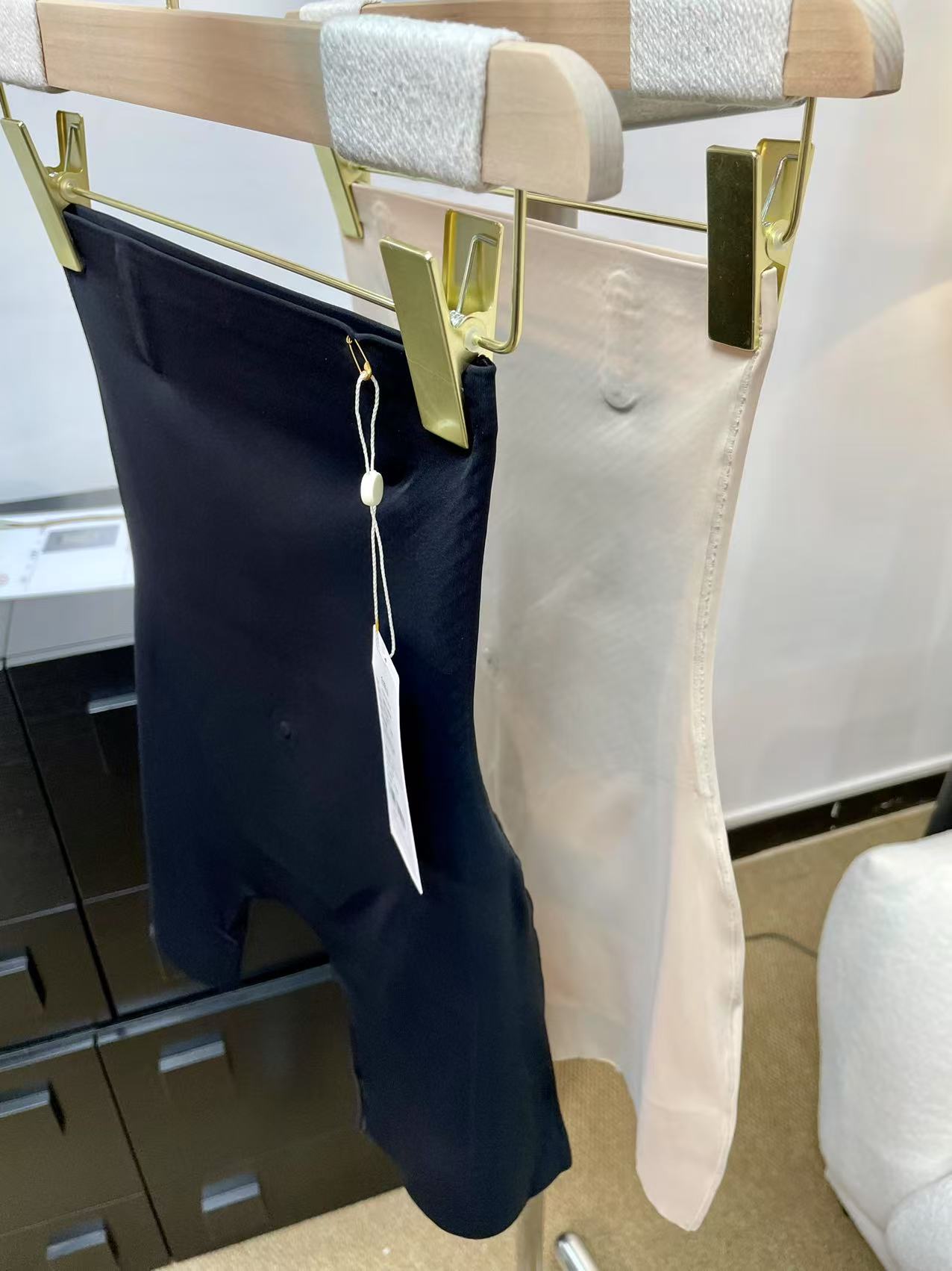 深圳南油2025黑杏两色收腹裤4167