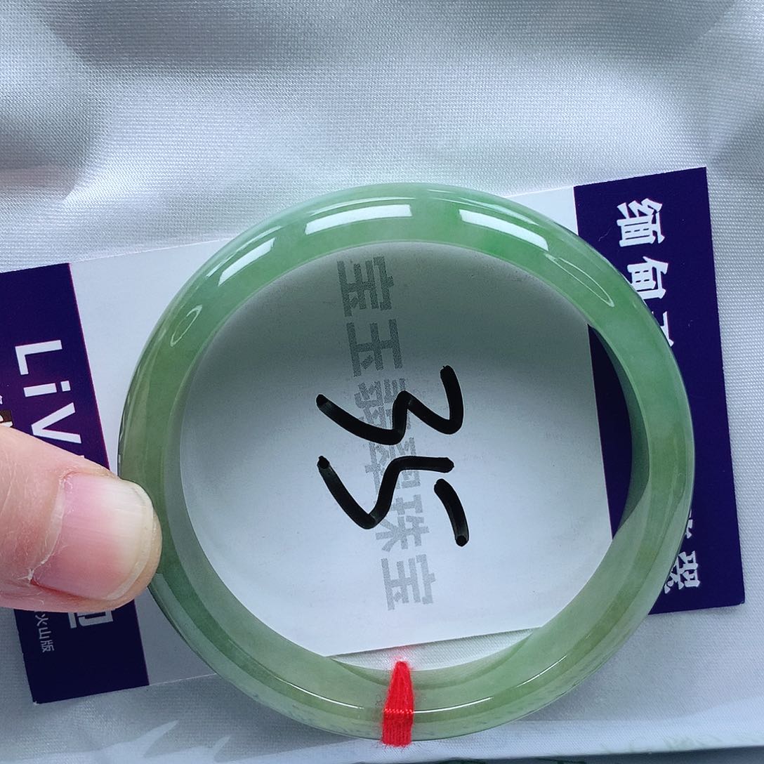 翡翠手镯未镶嵌55圈口