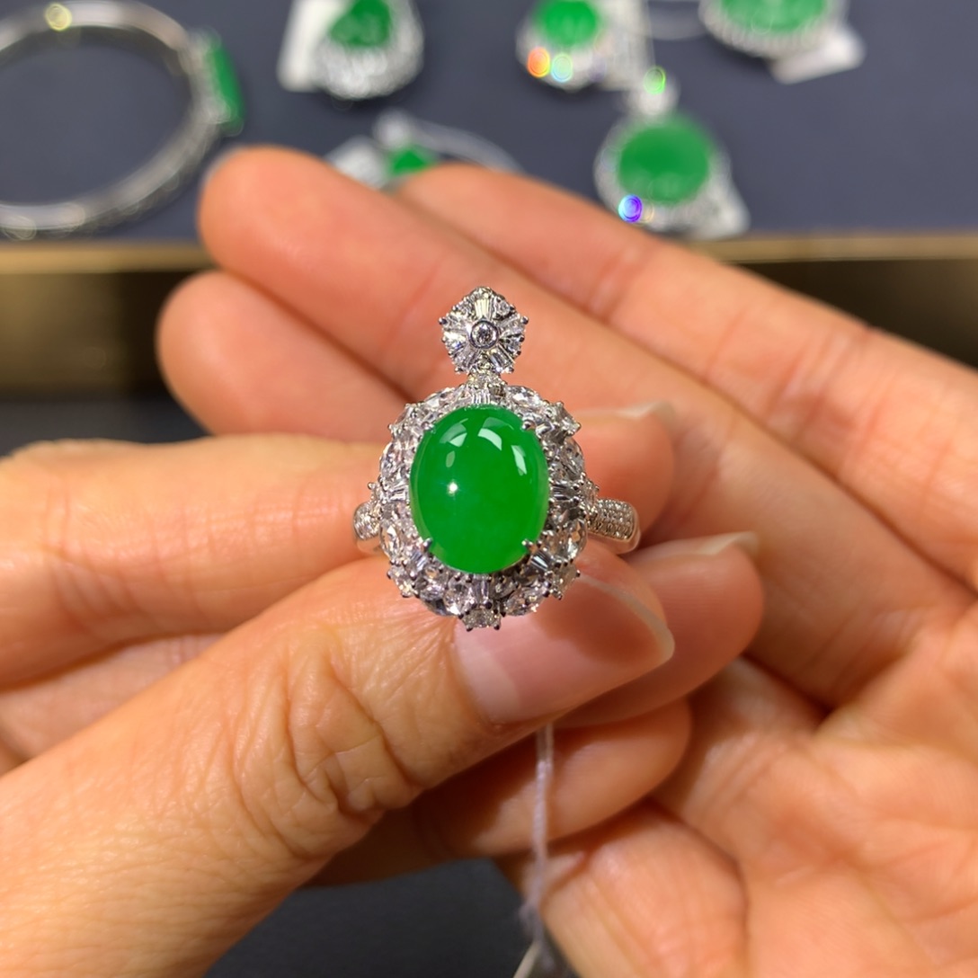 翡翠戒指18K金镶嵌翡翠