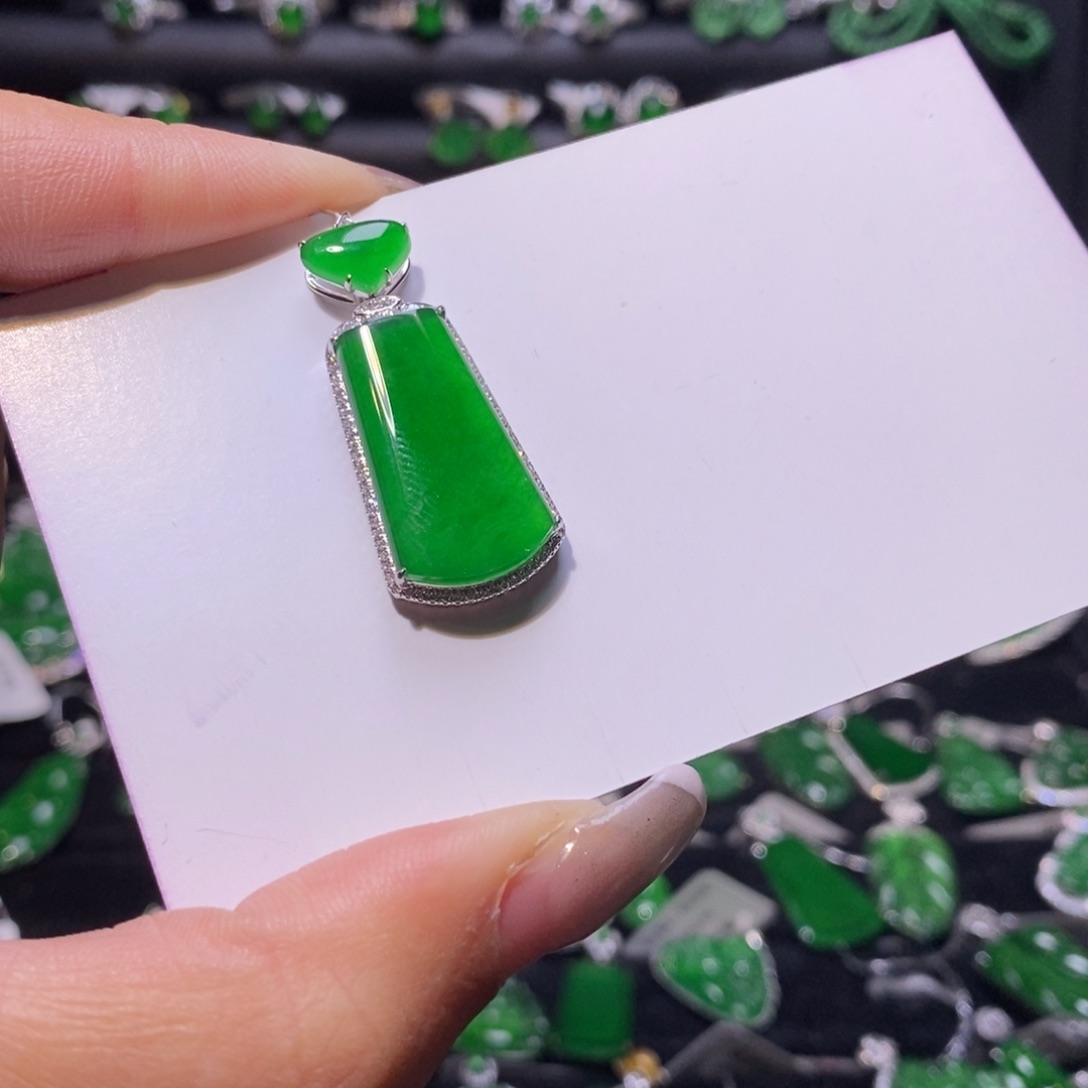 翡翠颈饰18K金镶嵌方牌吊坠