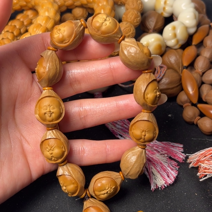 橄榄核手串包衣人生百态