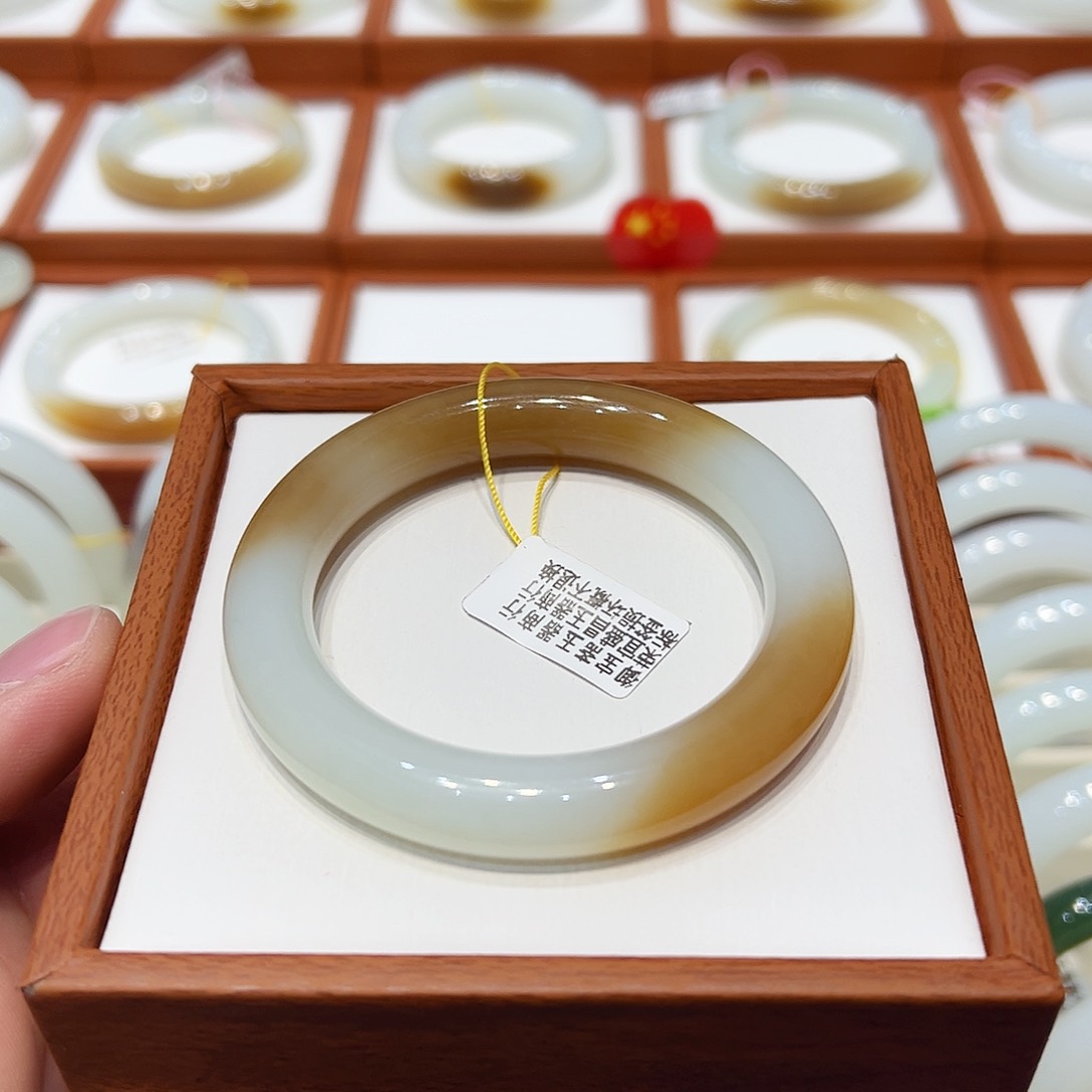 和田玉手镯未镶嵌且末天地糖