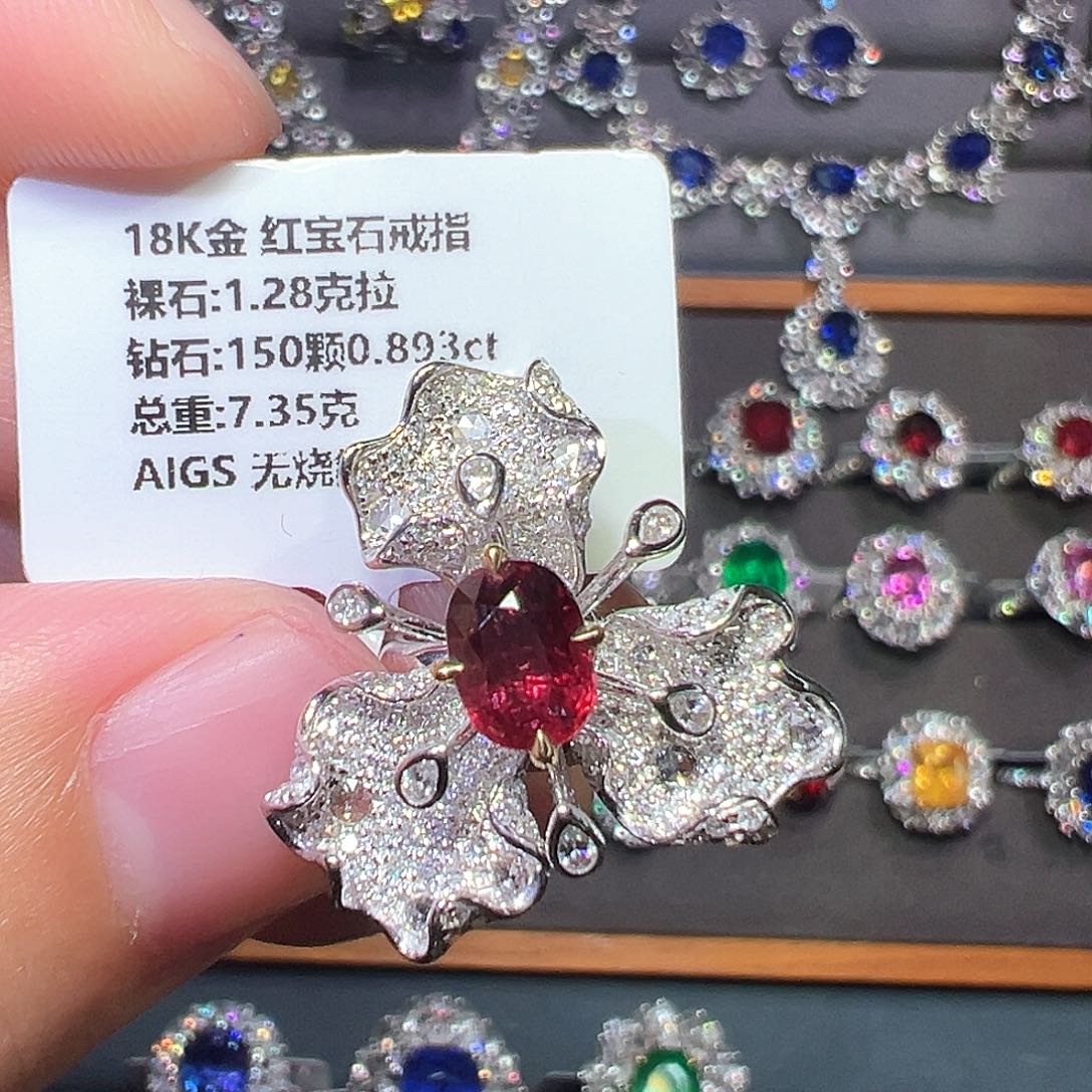 红宝石戒指18K金镶嵌