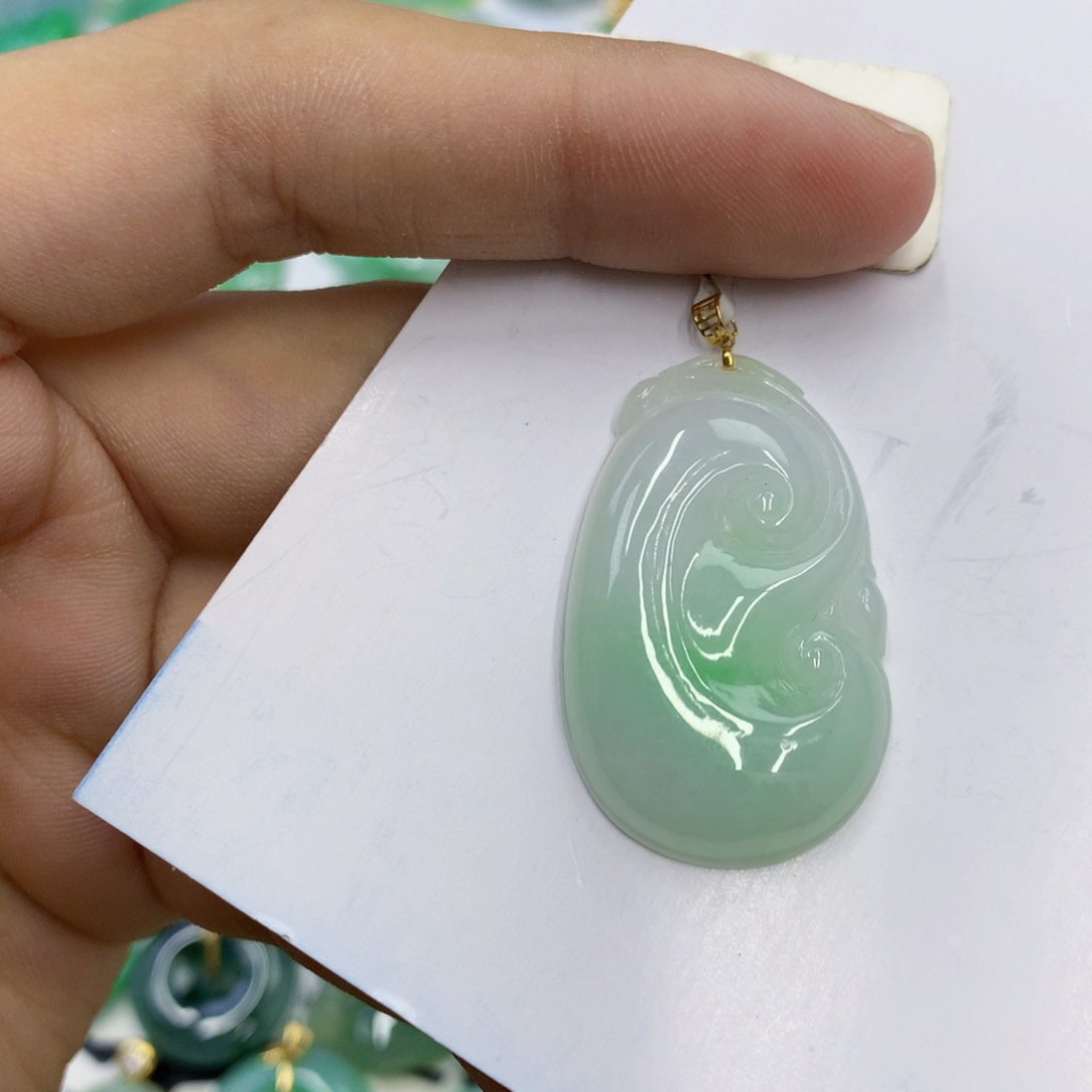 翡翠18K金镶嵌颈饰翡翠