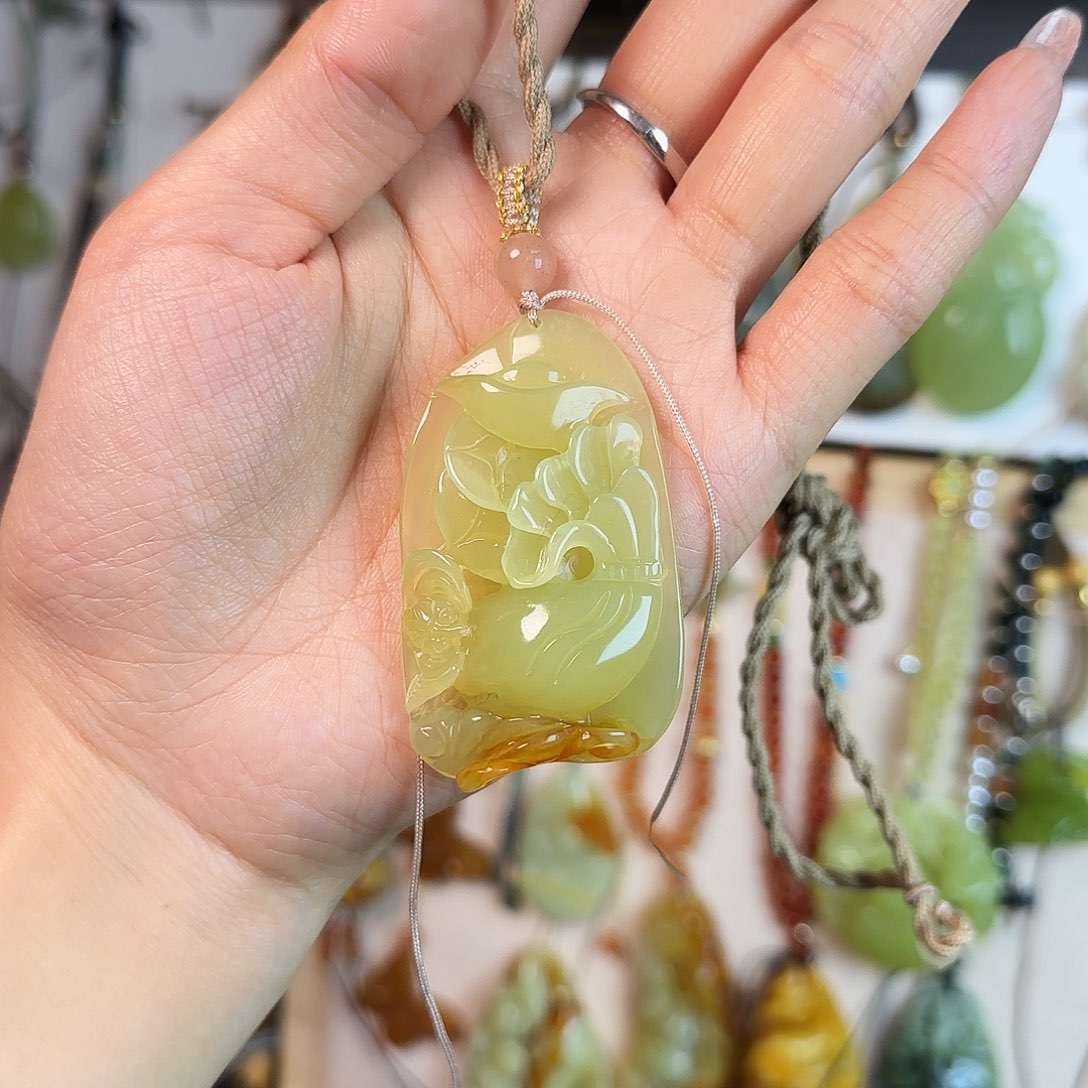 媛***麻蛇纹石玉未镶嵌颈饰