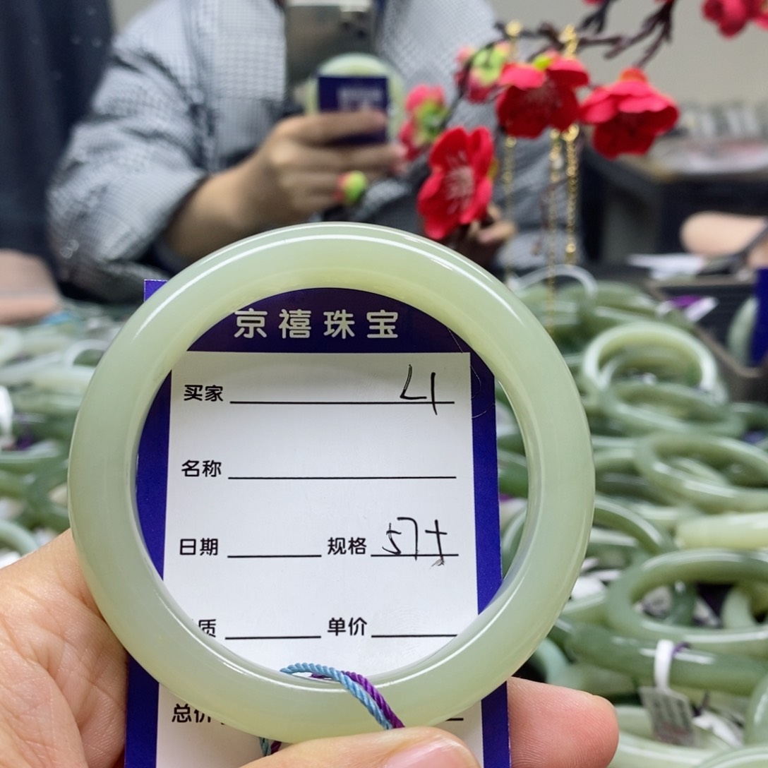 和田玉手镯未镶嵌小**?