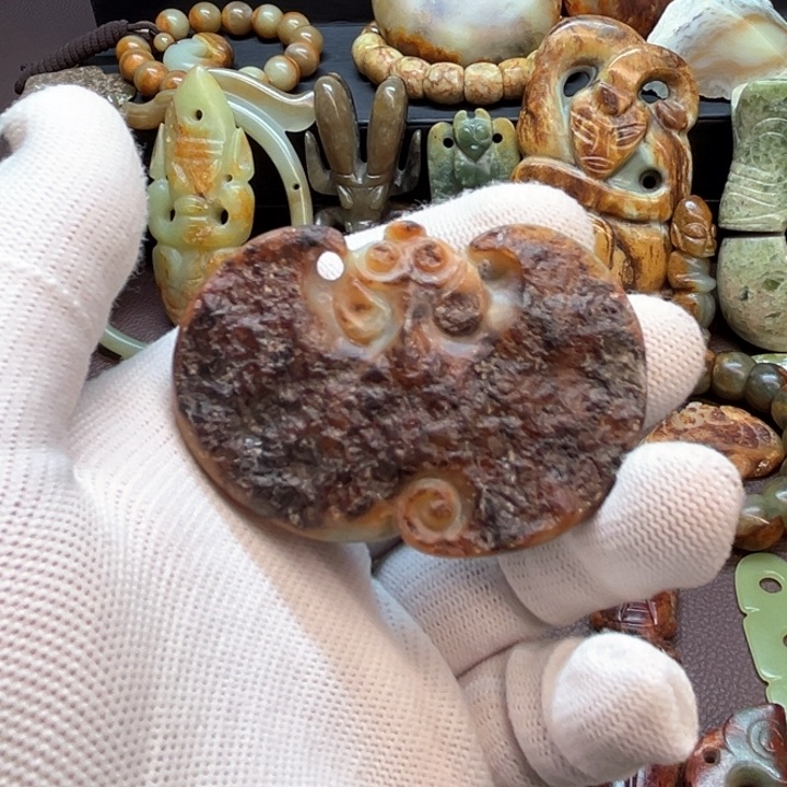 未镶嵌岫岩河磨玉（透闪石质玉）车挂邾**人