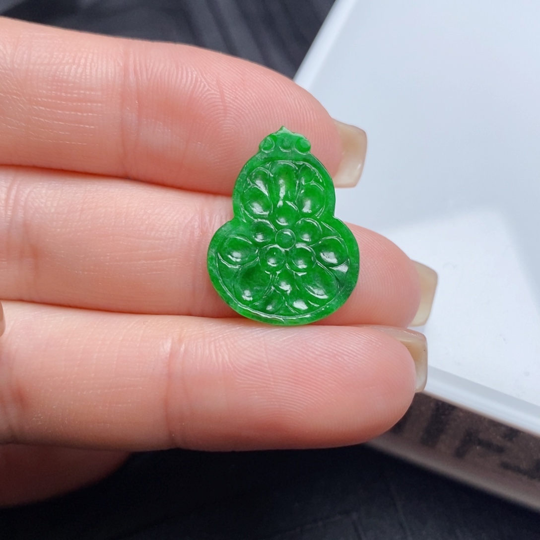 翡翠未镶嵌颈饰葫芦雕花片