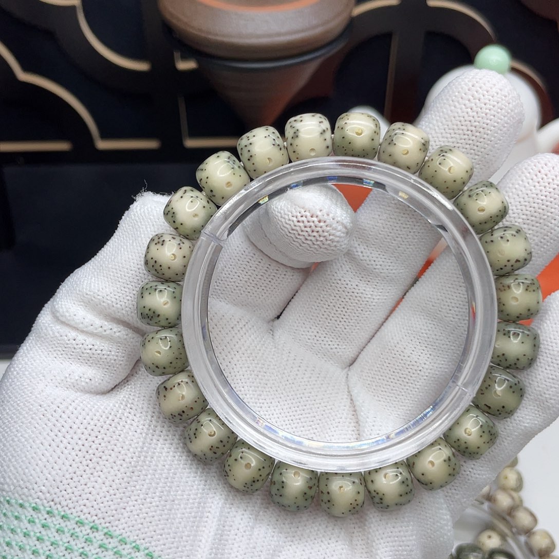 吊坠星月菩提18。10/9绿包白通体留白